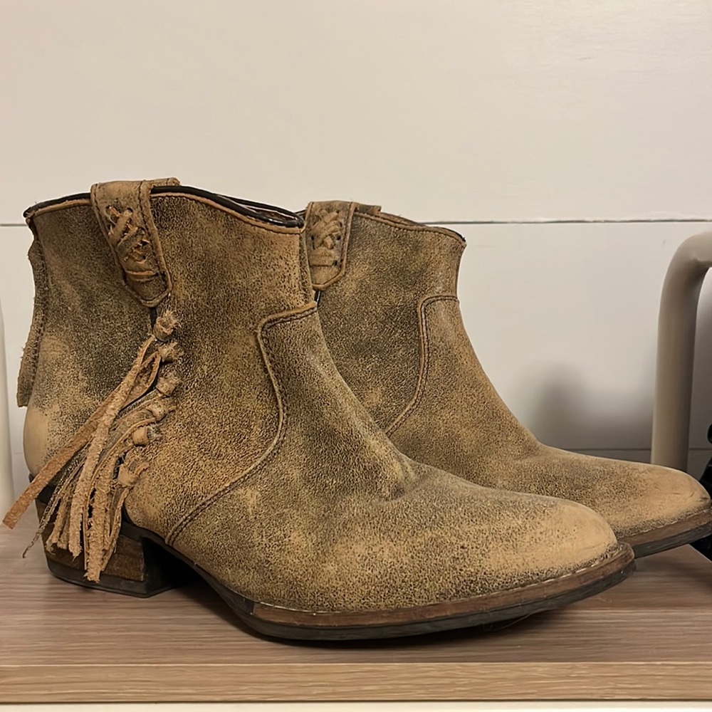 Low rise cowgirl fringe boot